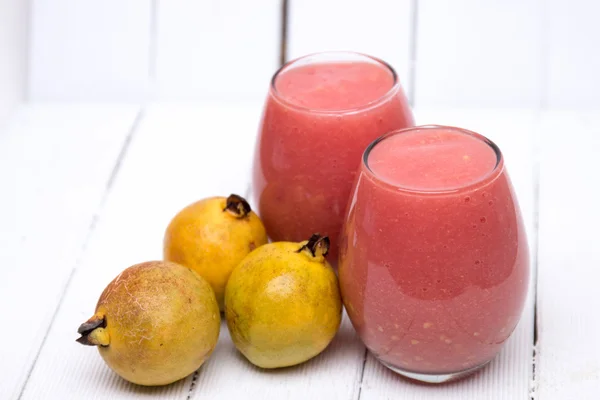 Verse guava SAP op witte achtergrond. — Stockfoto