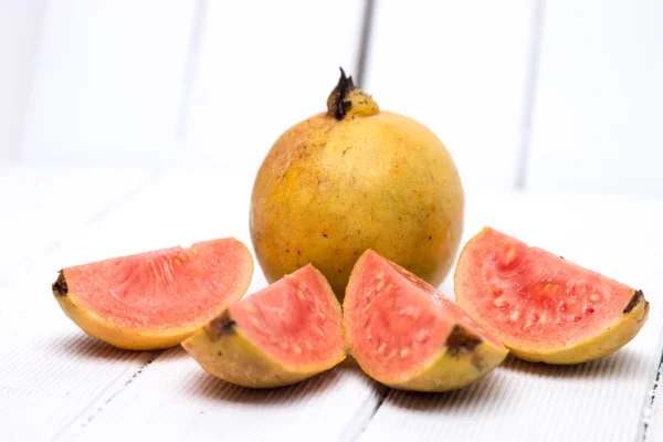 Verse guava vruchten op een witte achtergrond. — Stockfoto