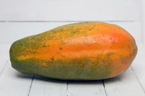 Frische tropische Papayafrüchte auf weiß — Stockfoto