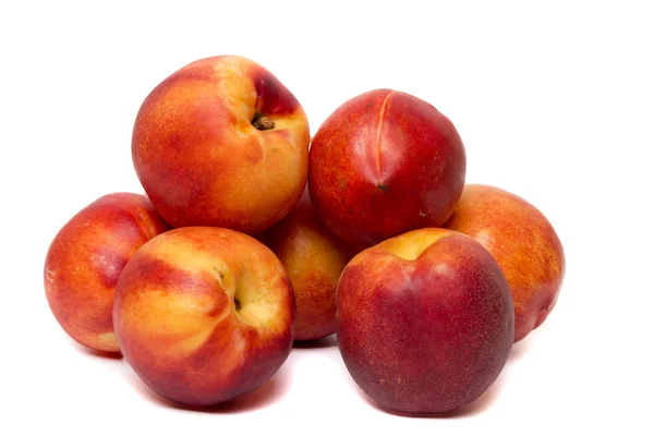 Nektarinky chutné ovoce na bílém pozadí — Stock fotografie