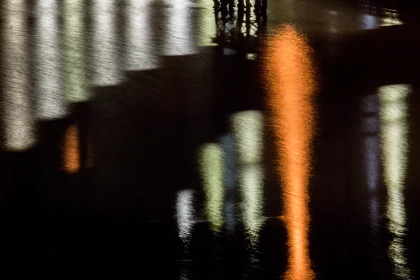 Reflecții de apă în oraș seara — Fotografie, imagine de stoc
