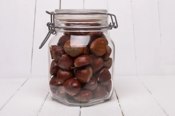 Vaso di vetro pieno di castagne — Foto Stock