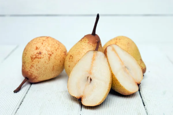 Frische leckere gelbe Birnenfrüchte isoliert auf weißem Hintergrund. — Stockfoto