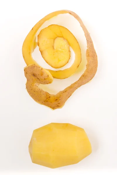 Πατάτα pealing διαδικασία σε λευκό φόντο. — Φωτογραφία Αρχείου