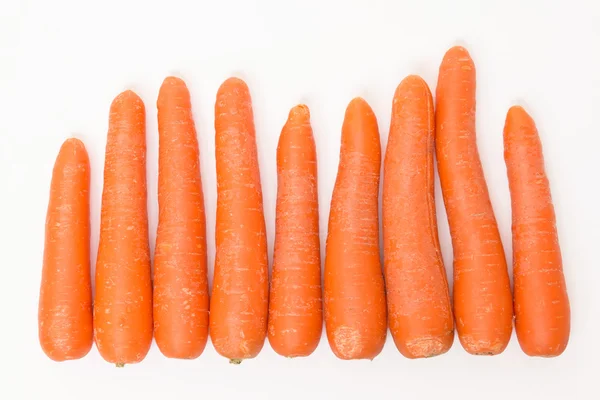 Carottes isolées sur fond blanc — Photo