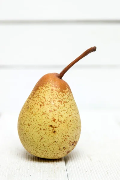 Fresca fruta de pera amarilla sabrosa aislada sobre un fondo blanco . —  Fotos de Stock