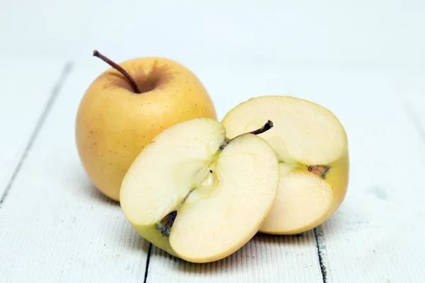 Frescos sabrosos frutos de manzana amarilla —  Fotos de Stock