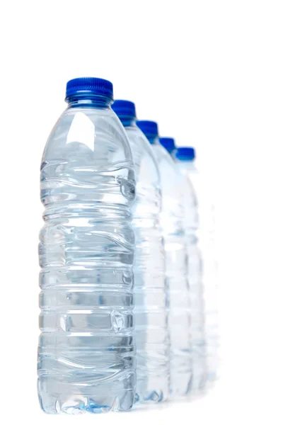 Řadu plastových lahví na vodu — Stock fotografie
