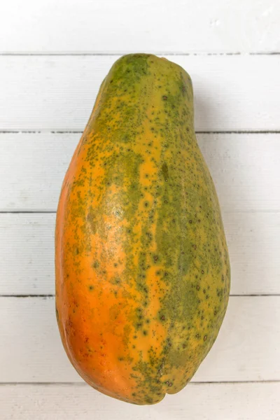 Färsk tropisk papaya frukt på vit — Stockfoto