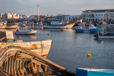 Geleneksel balıkçı tekneleri su