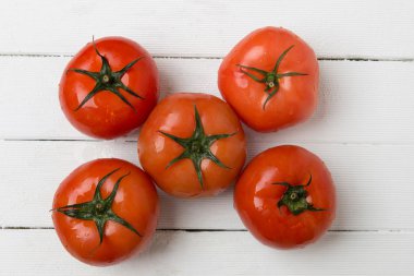 Kırmızı domatesler beyaz üzerine izole edilmiş