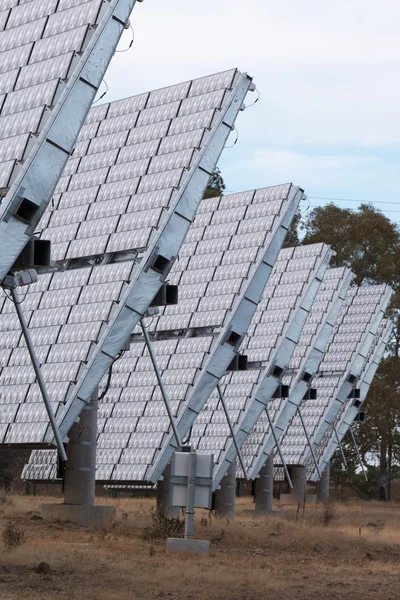 Campo de paneles solares que recogen energía —  Fotos de Stock