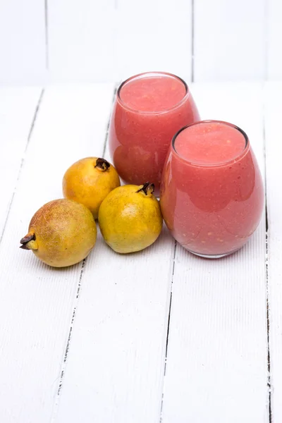 Jugo de guayaba fresco sobre fondo blanco . —  Fotos de Stock