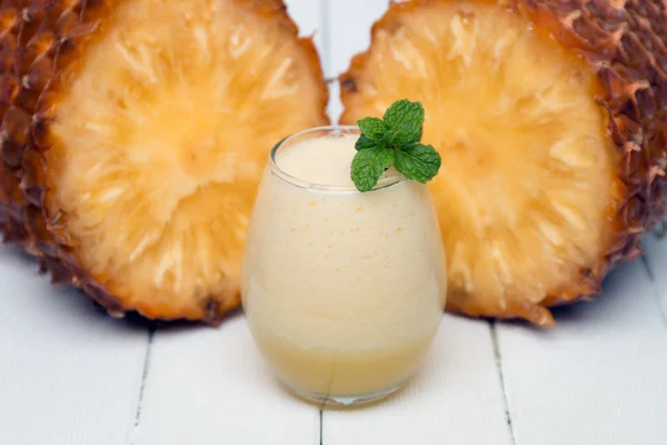 Färsk ananasjuice — Stockfoto