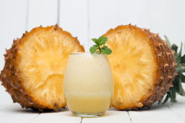 Zumo de piña fresca —  Fotos de Stock