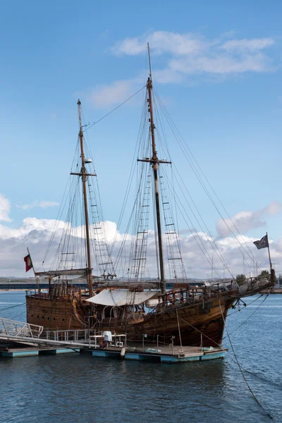 Vintage återställd Caravel fartyg förankrade — Stockfoto