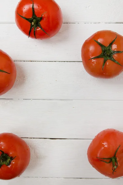 Kırmızı domatesler beyaz üzerine izole edilmiş — Stok fotoğraf