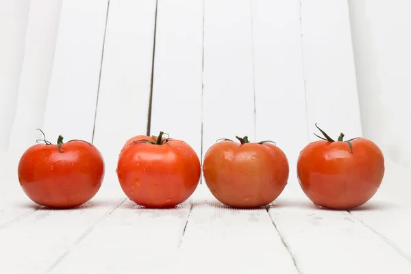 Tomates vermelhos isolados em branco — Fotografia de Stock