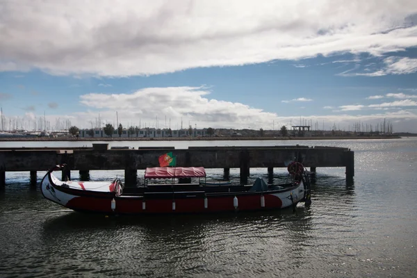 Typische boot Moliceiro verankerd — Stockfoto