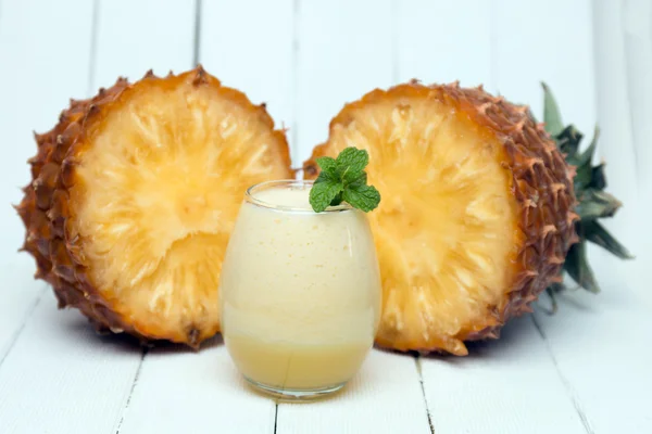 Свежий ананасовый сок — стоковое фото