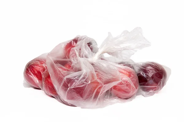 Ciruelas dentro de una bolsa de plástico . — Foto de Stock
