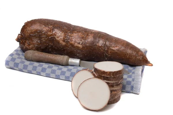 Racine de manioc isolée sur fond blanc — Photo