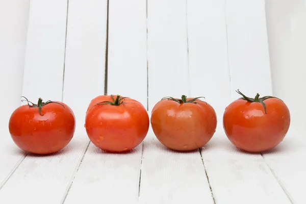 Tomates rojos aislados en blanco — Foto de Stock