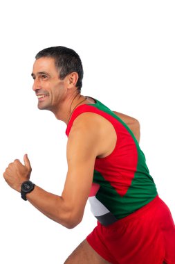 Portekizli orta yaşlı bir koşucu beyaz bir arka planda.