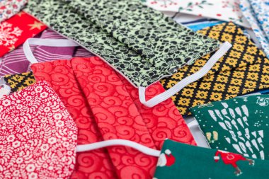 Beyaz bir arkaplanda el yapımı renkli maskeler..