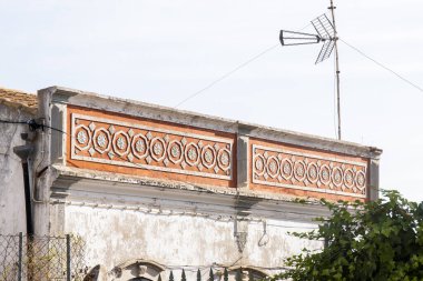 Ayrıntılı detayları olan terk edilmiş eski bir Portekiz evi..