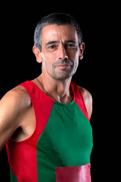 Siyah Arka Planda Orta Yaşlı Portekizli Koşucu — Stok fotoğraf