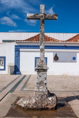 Portekiz, Loule yakınlarında geleneksel binaları olan Querenca köyü meydanı..