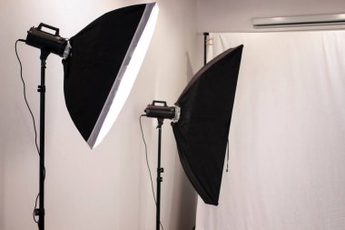 Beyaz arka planı ve yumuşak kutuları olan bir fotoğraf stüdyosunun yakın görüntüsü.