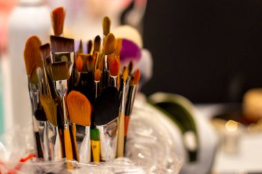 Kadınlar için karışık profesyonel makyaj fırçaları seti.