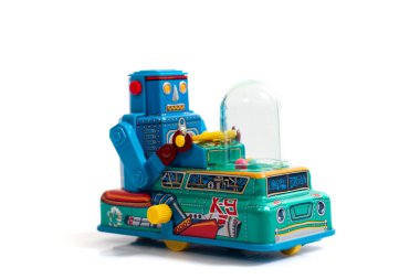 Beyaz arka planda izole edilmiş klasik bir robot oyuncak..