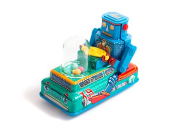 Beyaz arka planda izole edilmiş klasik bir robot oyuncak..
