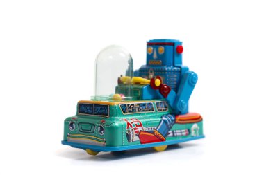 Beyaz arka planda izole edilmiş klasik bir robot oyuncak..