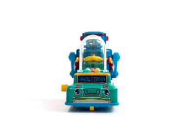 Beyaz arka planda izole edilmiş klasik bir robot oyuncak..