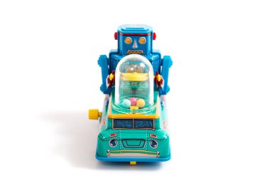 Beyaz arka planda izole edilmiş klasik bir robot oyuncak..
