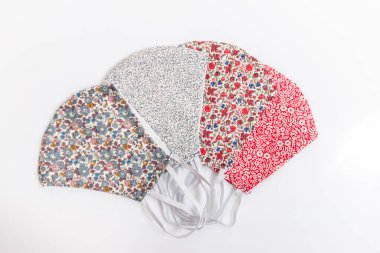 Beyaz bir arkaplanda el yapımı renkli maskeler..