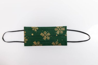 Beyaz arkaplanda el yapımı renkli yüz maskesi izole edilmiş.