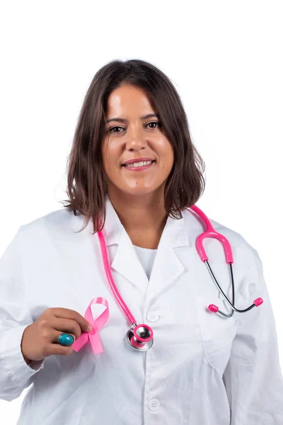 Καυκάσια Γιατρός Γυναίκα Ροζ Στηθοσκόπιο Κρατώντας Ροζ Κορδέλα Για Τον — Φωτογραφία Αρχείου