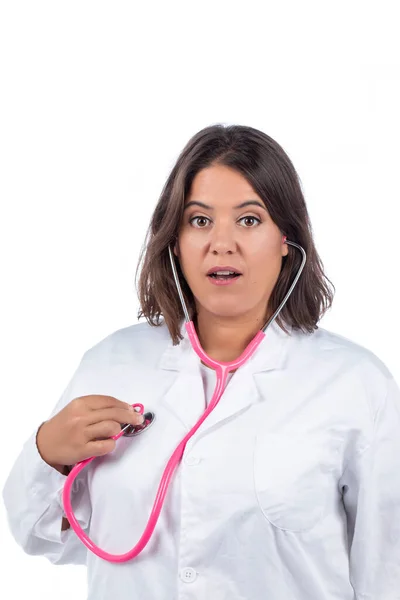 Mujer Médica Caucásica Con Estetoscopio Rosa Sobre Fondo Blanco —  Fotos de Stock