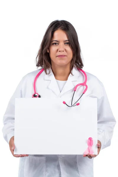 Καυκάσια Γιατρός Γυναίκα Κρατώντας Λευκό Πίνακα Λευκό Φόντο — Φωτογραφία Αρχείου
