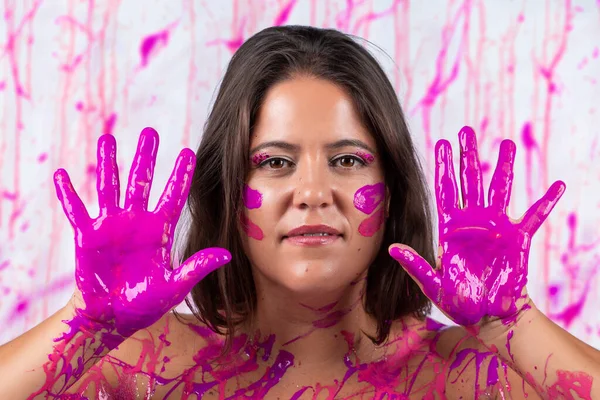 Chica Cubierta Pintura Rosa Divertirse Ser Libre Concepto Que Ayuda —  Fotos de Stock