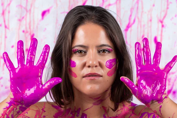 被粉红颜料覆盖的女孩快乐而自由 这个概念有助于提高对乳腺癌的认识和妇女解放 — 图库照片