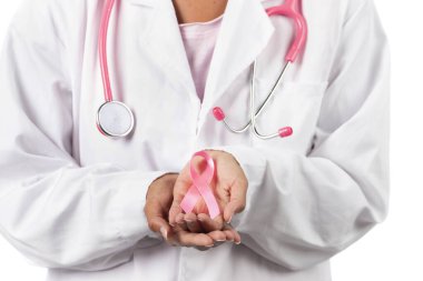Steteskoplu kadın doktor elinde meme kanseri farkındalığı kurdelesi tutuyor..