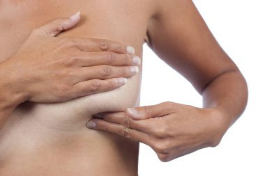 Anormallikler, düğümler ya da meme kanseri için garip yumru kontrolü yapan genç bir kadın..