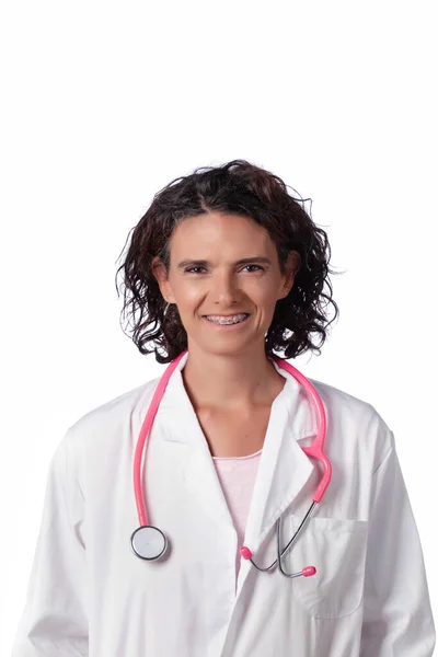 Médecin Femme Avec Stéthoscope Rose Blouse Laboratoire Sur Fond Blanc — Photo