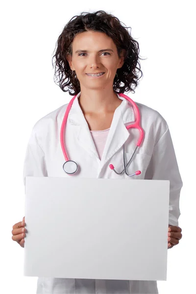 Médica Com Estetoscópio Rosa Segurando Cartão Branco — Fotografia de Stock